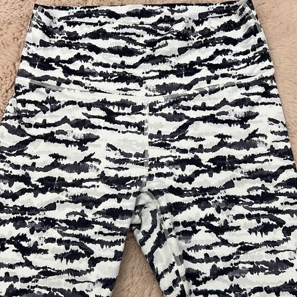 Fabletics small black and white abstract print 7/8 leggings - Picture 1 of 6